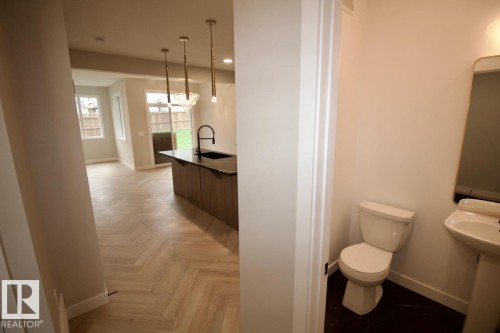 Upper 6414 27 Avenue, Edmonton, AB - Indoor Photo Showing Bathroom