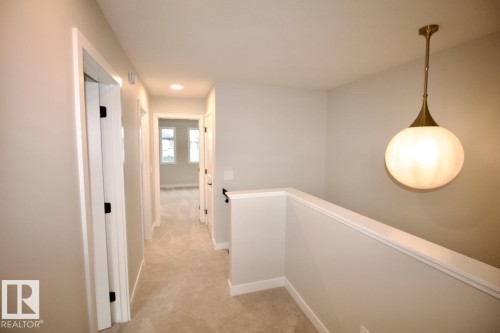 Upper 6414 27 Avenue, Edmonton, AB - Indoor Photo Showing Other Room