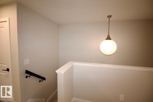 Upper 6414 27 Avenue, Edmonton, AB - Indoor Photo Showing Other Room