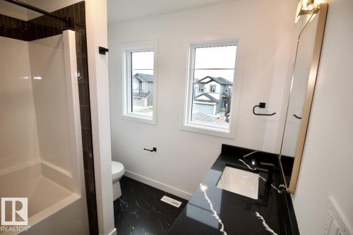 Upper 6414 27 Avenue, Edmonton, AB - Indoor Photo Showing Bathroom