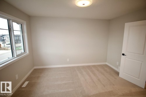Upper 6414 27 Avenue, Edmonton, AB - Indoor Photo Showing Other Room