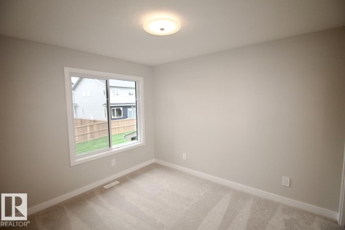 Upper 6414 27 Avenue, Edmonton, AB - Indoor Photo Showing Other Room