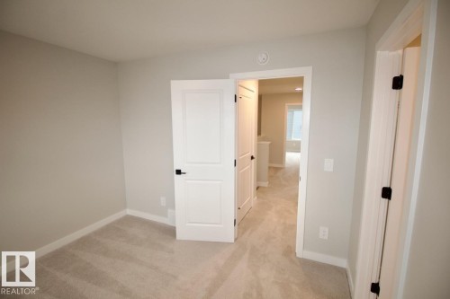 Upper 6414 27 Avenue, Edmonton, AB - Indoor Photo Showing Other Room