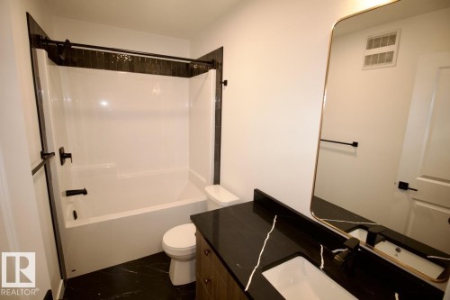 Upper 6414 27 Avenue, Edmonton, AB - Indoor Photo Showing Bathroom