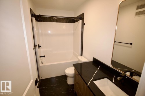 Upper 6414 27 Avenue, Edmonton, AB - Indoor Photo Showing Bathroom