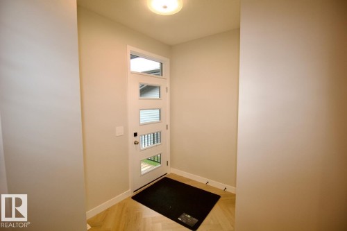 Upper 6414 27 Avenue, Edmonton, AB - Indoor Photo Showing Other Room