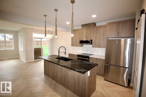 Upper 6414 27 Avenue, Edmonton, AB - Indoor Photo Showing Kitchen With Upgraded Kitchen