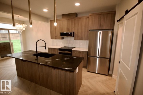 Upper 6414 27 Avenue, Edmonton, AB - Indoor Photo Showing Kitchen