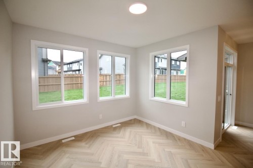 Upper 6414 27 Avenue, Edmonton, AB - Indoor Photo Showing Other Room