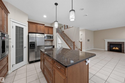 976 Hollingsworth Bend, Edmonton, AB - Indoor Photo Showing Kitchen