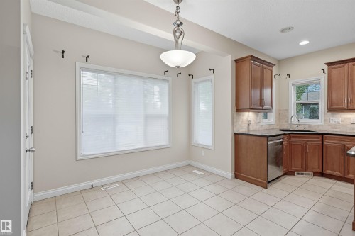 976 Hollingsworth Bend, Edmonton, AB - Indoor Photo Showing Kitchen