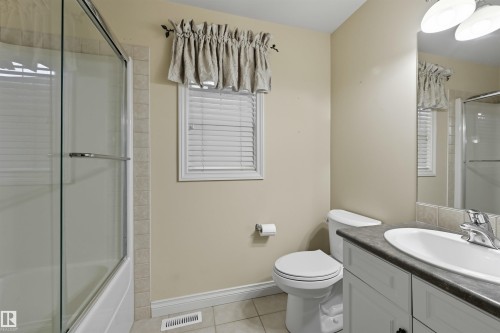 976 Hollingsworth Bend, Edmonton, AB - Indoor Photo Showing Bathroom
