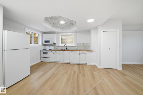 120 Premiere Crescent, Blackfalds, AB - Indoor Photo Showing Kitchen