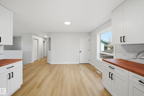 120 Premiere Crescent, Blackfalds, AB - Indoor Photo Showing Kitchen