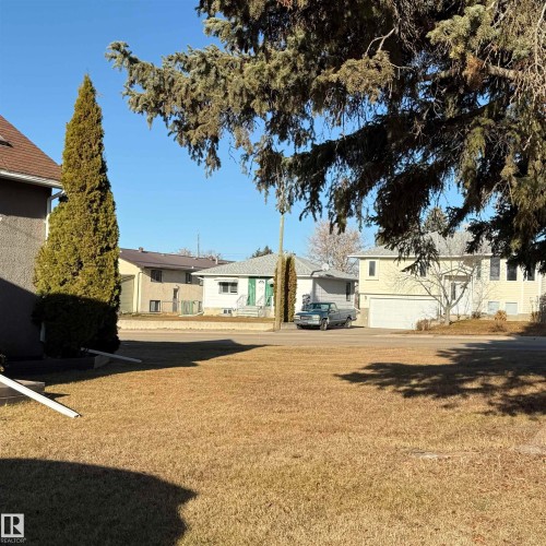 View of yard with a residential view and a garage - 4511 53 Ave, Barrhead, AB - Outdoor