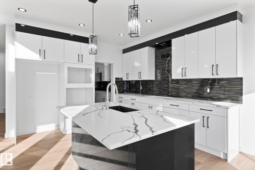 18215 94 Street, Edmonton, AB - Indoor Photo Showing Kitchen With Upgraded Kitchen