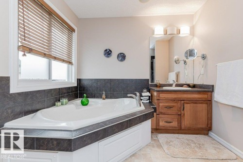 6227 5 Avenue, Edmonton, AB - Indoor Photo Showing Bathroom