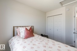 Bedroom with a closet - 