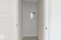 Washroom with hookup for a washing machine and baseboards - 