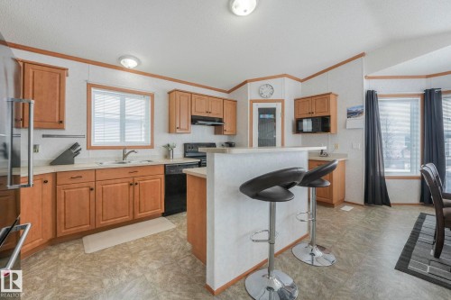 plenty of counterspace and cupboards - 2055 Aspen Crescent, Leduc, AB - Indoor Photo Showing Kitchen