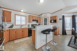 plenty of counterspace and cupboards - 