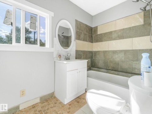 11532 88 Street, Edmonton, AB - Indoor Photo Showing Bathroom