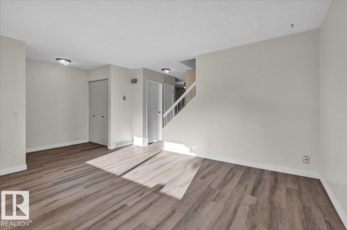 5512 38B Avenue, Edmonton, AB - Indoor Photo Showing Other Room