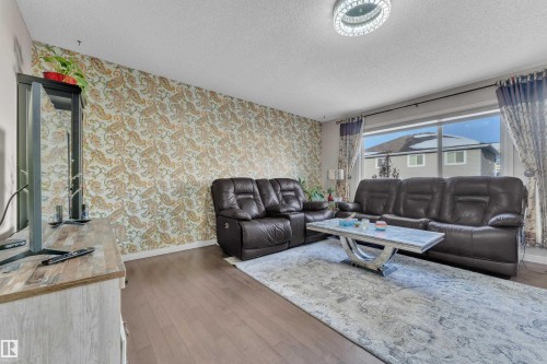 5516 5 Avenue, Edmonton, AB - Indoor Photo Showing Living Room