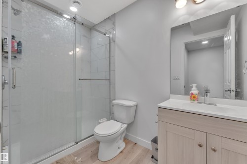 5516 5 Avenue, Edmonton, AB - Indoor Photo Showing Bathroom
