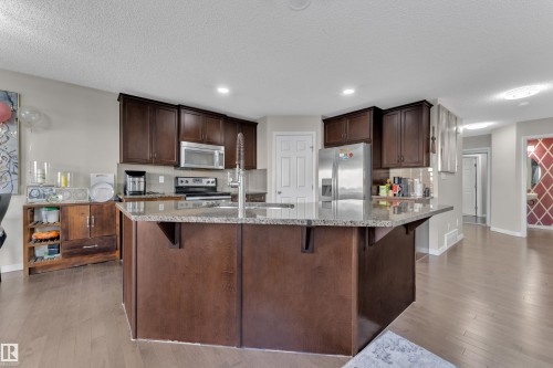5516 5 Avenue, Edmonton, AB - Indoor Photo Showing Kitchen With Upgraded Kitchen