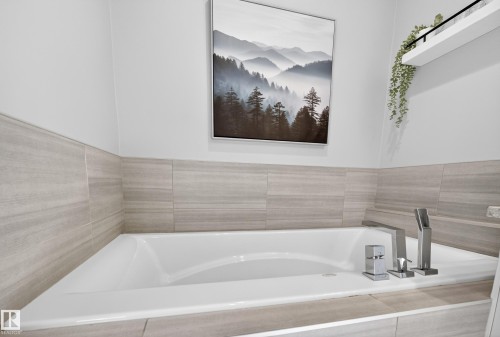 11016 122 Street Nw, Edmonton, AB - Indoor Photo Showing Bathroom