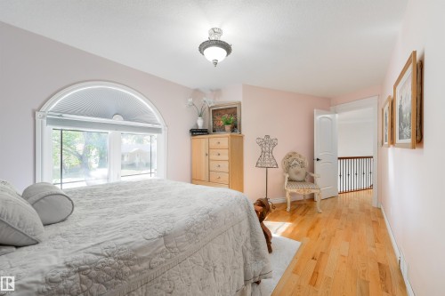 9720 65 Avenue, Edmonton, AB - Indoor Photo Showing Bedroom