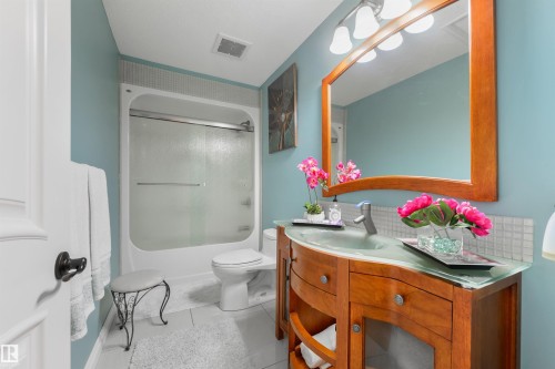 9720 65 Avenue, Edmonton, AB - Indoor Photo Showing Bathroom
