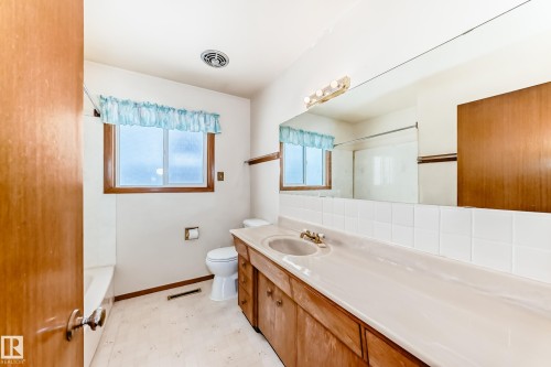 13116 128A Avenue, Edmonton, AB - Indoor Photo Showing Bathroom