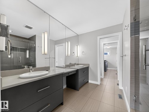 9803 74 Avenue, Edmonton, AB - Indoor Photo Showing Bathroom