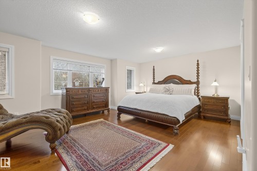 10309 Villa Avenue, Edmonton, AB - Indoor Photo Showing Bedroom