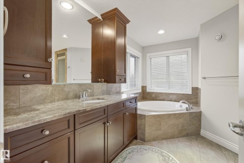 10309 Villa Avenue, Edmonton, AB - Indoor Photo Showing Bathroom