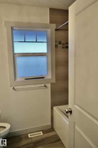 8952 81 Avenue, Edmonton, AB - Indoor Photo Showing Bathroom