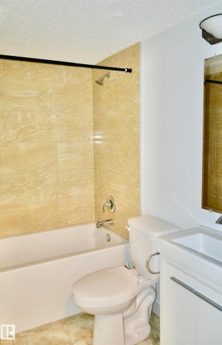 8952 81 Avenue, Edmonton, AB - Indoor Photo Showing Bathroom