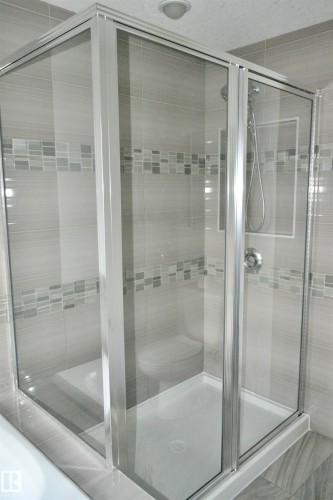 8950 81 Avenue, Edmonton, AB - Indoor Photo Showing Bathroom