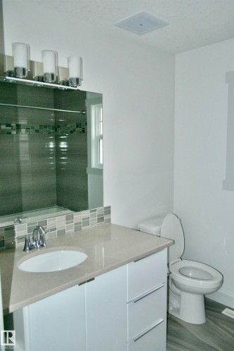 8950 81 Avenue, Edmonton, AB - Indoor Photo Showing Bathroom