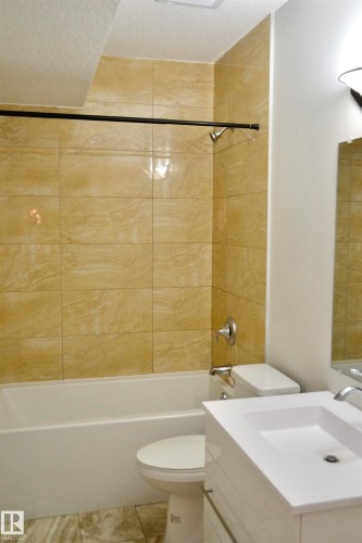 8950 81 Avenue, Edmonton, AB - Indoor Photo Showing Bathroom