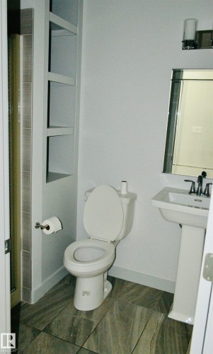 8950 81 Avenue, Edmonton, AB - Indoor Photo Showing Bathroom
