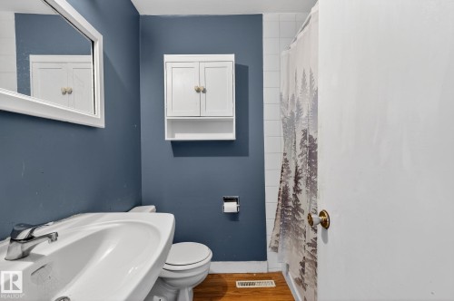 6714 149 Avenue, Edmonton, AB - Indoor Photo Showing Bathroom