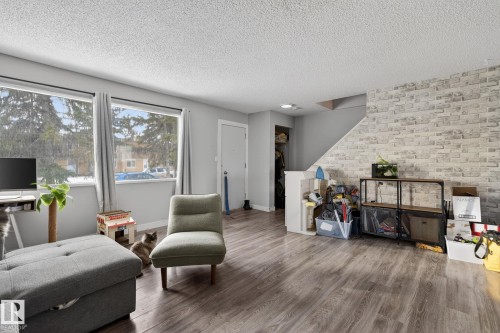 6714 149 Avenue, Edmonton, AB - Indoor Photo Showing Living Room