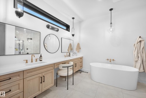 14018 104 Avenue, Edmonton, AB - Indoor Photo Showing Bathroom