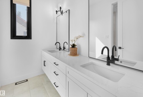 14018 104 Avenue, Edmonton, AB - Indoor Photo Showing Bathroom