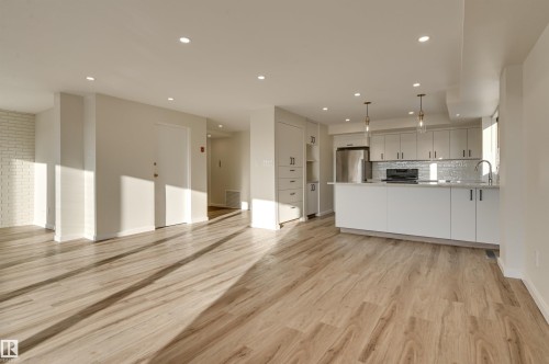 1 11960 100 Avenue, Edmonton, AB - Indoor Photo Showing Kitchen