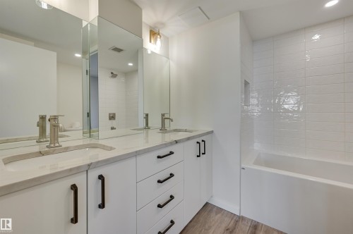 1 11960 100 Avenue, Edmonton, AB - Indoor Photo Showing Bathroom