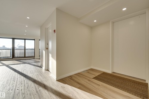 1 11960 100 Avenue, Edmonton, AB - Indoor Photo Showing Other Room